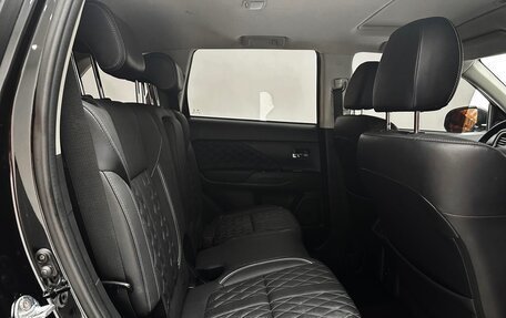 Mitsubishi Outlander III рестайлинг 3, 2022 год, 1 600 000 рублей, 21 фотография