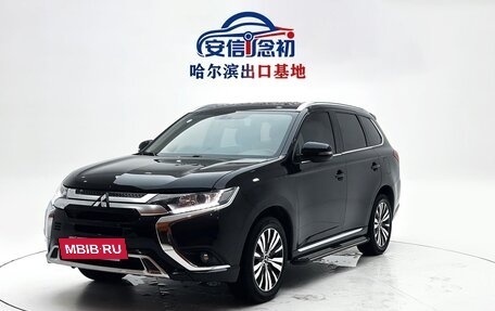 Mitsubishi Outlander III рестайлинг 3, 2022 год, 1 600 000 рублей, 3 фотография