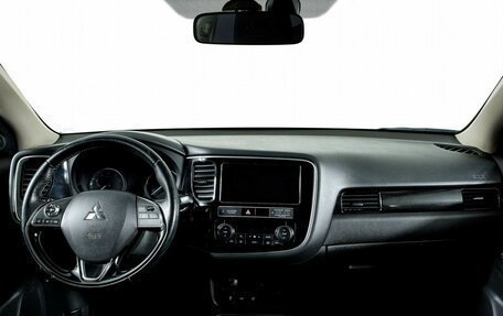 Mitsubishi Outlander III рестайлинг 3, 2018 год, 1 675 000 рублей, 16 фотография
