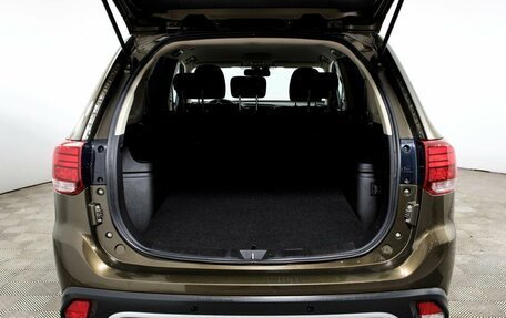 Mitsubishi Outlander III рестайлинг 3, 2018 год, 1 675 000 рублей, 12 фотография