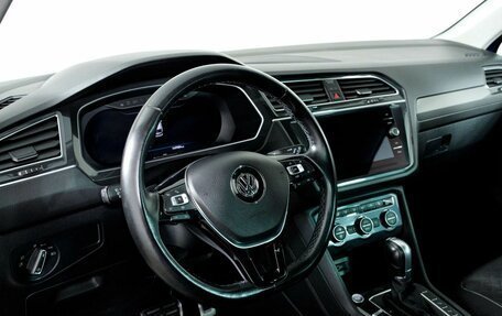 Volkswagen Tiguan II, 2018 год, 1 998 000 рублей, 15 фотография