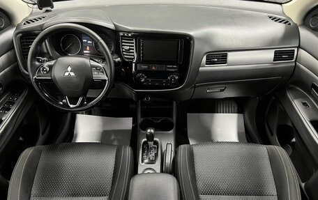 Mitsubishi Outlander III рестайлинг 3, 2016 год, 1 410 000 рублей, 10 фотография