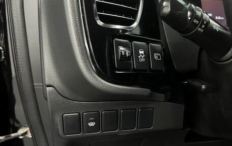 Mitsubishi Outlander III рестайлинг 3, 2016 год, 1 410 000 рублей, 20 фотография