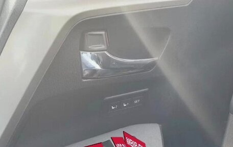 Toyota RAV4, 2018 год, 3 050 000 рублей, 7 фотография