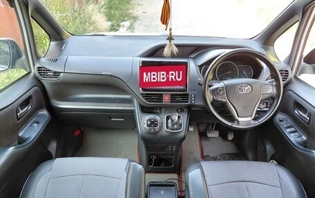 Toyota Voxy III, 2014 год, 1 680 000 рублей, 5 фотография