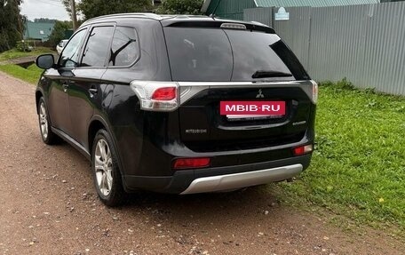 Mitsubishi Outlander III рестайлинг 3, 2014 год, 1 350 000 рублей, 3 фотография