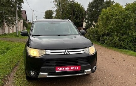 Mitsubishi Outlander III рестайлинг 3, 2014 год, 1 350 000 рублей, 1 фотография