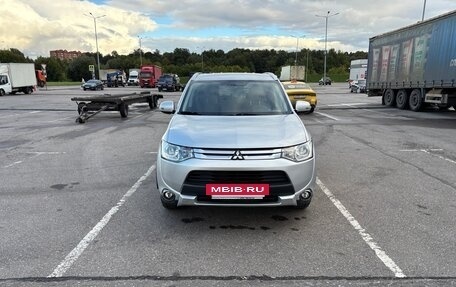 Mitsubishi Outlander III рестайлинг 3, 2014 год, 1 950 000 рублей, 2 фотография