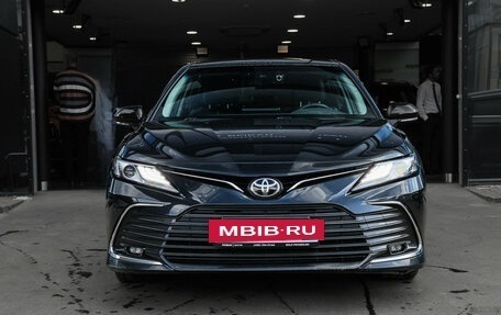 Toyota Camry, 2022 год, 3 180 000 рублей, 2 фотография