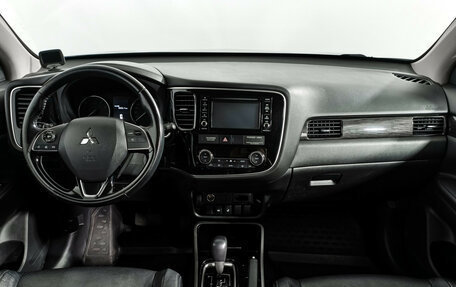 Mitsubishi Outlander III рестайлинг 3, 2017 год, 1 920 000 рублей, 14 фотография