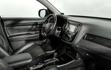Mitsubishi Outlander III рестайлинг 3, 2017 год, 1 920 000 рублей, 13 фотография