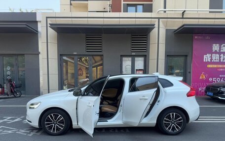 Volvo V40 II рестайлинг, 2018 год, 1 250 000 рублей, 10 фотография