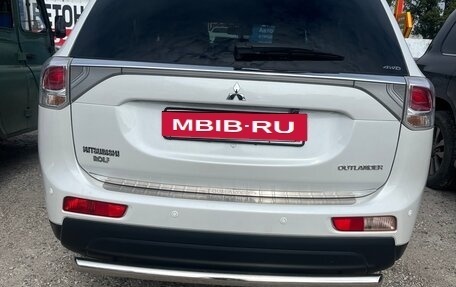 Mitsubishi Outlander III рестайлинг 3, 2014 год, 1 780 000 рублей, 2 фотография