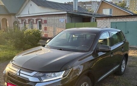 Mitsubishi Outlander III рестайлинг 3, 2019 год, 2 055 000 рублей, 12 фотография