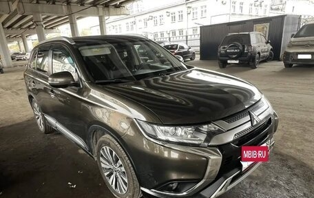 Mitsubishi Outlander III рестайлинг 3, 2020 год, 2 150 000 рублей, 3 фотография