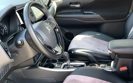 Mitsubishi Outlander III рестайлинг 3, 2020 год, 2 150 000 рублей, 5 фотография