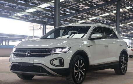 Volkswagen T-Roc I, 2023 год, 1 870 000 рублей, 1 фотография