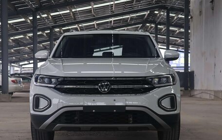 Volkswagen T-Roc I, 2023 год, 1 870 000 рублей, 2 фотография