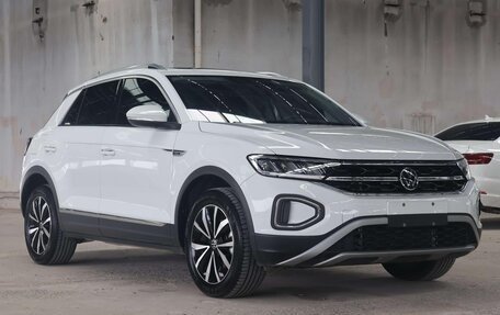 Volkswagen T-Roc I, 2023 год, 1 870 000 рублей, 3 фотография