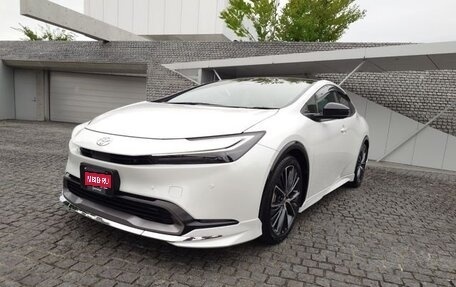 Toyota Prius IV XW50, 2024 год, 3 800 000 рублей, 1 фотография