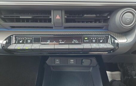Toyota Prius IV XW50, 2024 год, 3 800 000 рублей, 18 фотография