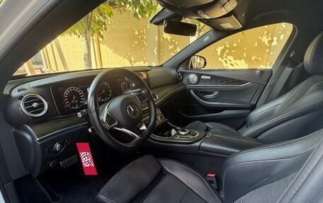 Mercedes-Benz E-Класс, 2017 год, 2 850 000 рублей, 23 фотография