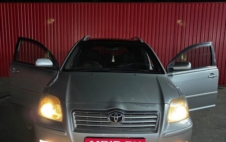 Toyota Avensis III рестайлинг, 2005 год, 600 000 рублей, 1 фотография