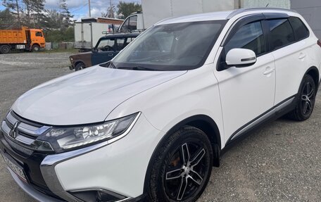 Mitsubishi Outlander III рестайлинг 3, 2016 год, 1 850 000 рублей, 3 фотография