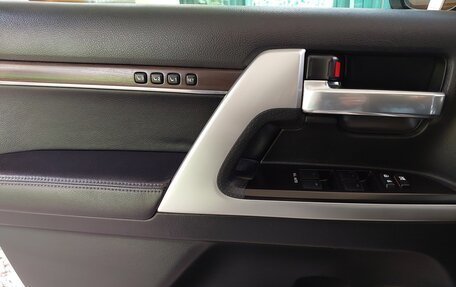 Toyota Land Cruiser 200, 2017 год, 7 077 888 рублей, 21 фотография
