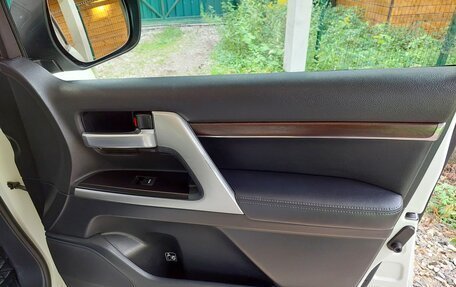 Toyota Land Cruiser 200, 2017 год, 7 077 888 рублей, 23 фотография