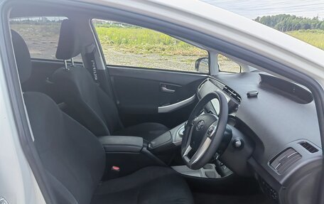 Toyota Prius, 2015 год, 1 300 000 рублей, 13 фотография