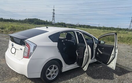 Toyota Prius, 2015 год, 1 300 000 рублей, 12 фотография