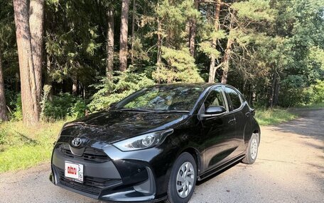 Toyota Yaris, 2022 год, 1 300 000 рублей, 2 фотография