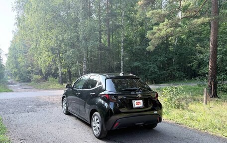 Toyota Yaris, 2022 год, 1 300 000 рублей, 3 фотография