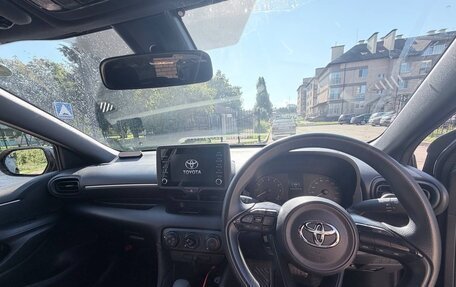 Toyota Yaris, 2022 год, 1 300 000 рублей, 6 фотография