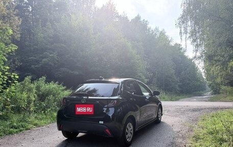 Toyota Yaris, 2022 год, 1 300 000 рублей, 5 фотография