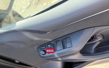 Toyota Yaris, 2022 год, 1 300 000 рублей, 8 фотография