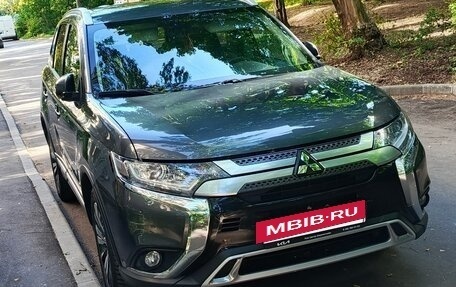 Mitsubishi Outlander III рестайлинг 3, 2019 год, 2 080 000 рублей, 2 фотография