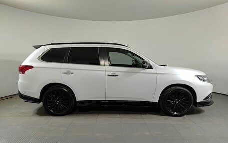Mitsubishi Outlander III рестайлинг 3, 2022 год, 3 190 000 рублей, 5 фотография
