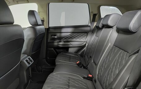 Mitsubishi Outlander III рестайлинг 3, 2022 год, 3 190 000 рублей, 15 фотография