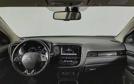 Mitsubishi Outlander III рестайлинг 3, 2022 год, 3 190 000 рублей, 17 фотография