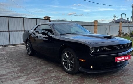 Dodge Challenger III рестайлинг 2, 2022 год, 5 300 000 рублей, 2 фотография