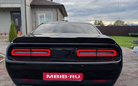Dodge Challenger III рестайлинг 2, 2022 год, 5 300 000 рублей, 3 фотография