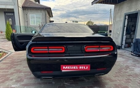 Dodge Challenger III рестайлинг 2, 2022 год, 5 300 000 рублей, 18 фотография