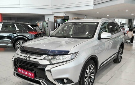 Mitsubishi Outlander III рестайлинг 3, 2020 год, 2 280 000 рублей, 1 фотография