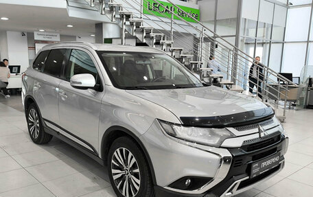 Mitsubishi Outlander III рестайлинг 3, 2020 год, 2 280 000 рублей, 3 фотография