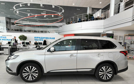 Mitsubishi Outlander III рестайлинг 3, 2020 год, 2 280 000 рублей, 10 фотография