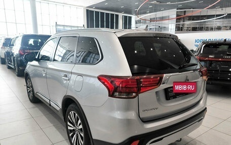 Mitsubishi Outlander III рестайлинг 3, 2020 год, 2 280 000 рублей, 8 фотография