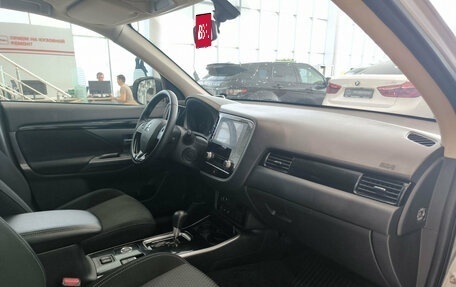 Mitsubishi Outlander III рестайлинг 3, 2020 год, 2 280 000 рублей, 13 фотография