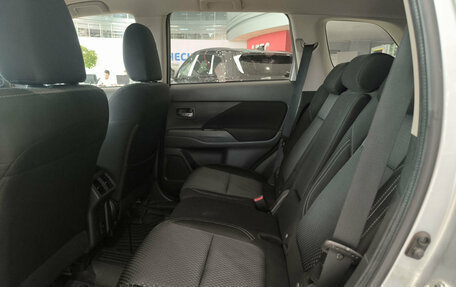 Mitsubishi Outlander III рестайлинг 3, 2020 год, 2 280 000 рублей, 15 фотография